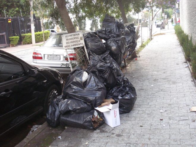 Lixeira aço condomínio calçada