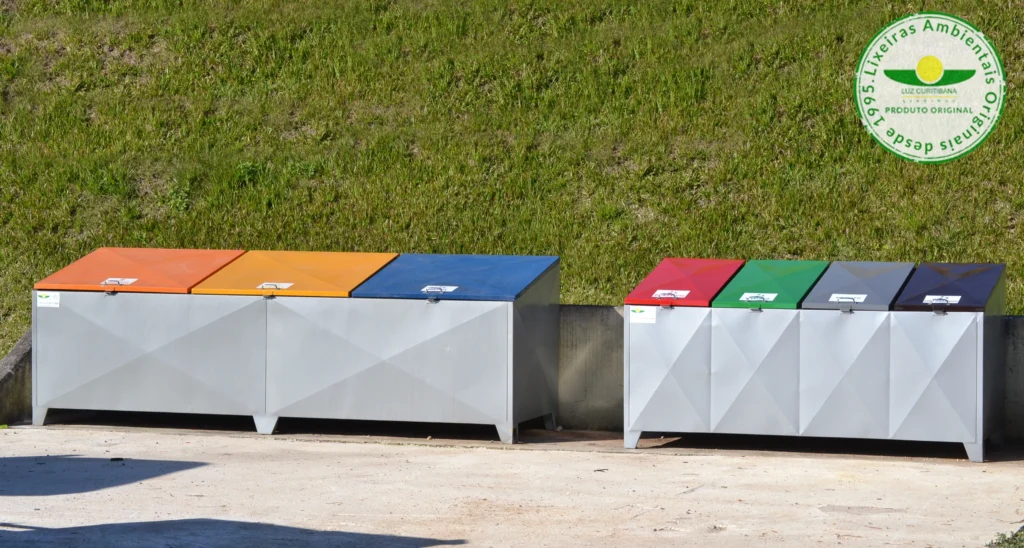 Conjuntos de lixeiras paras coleta seletiva