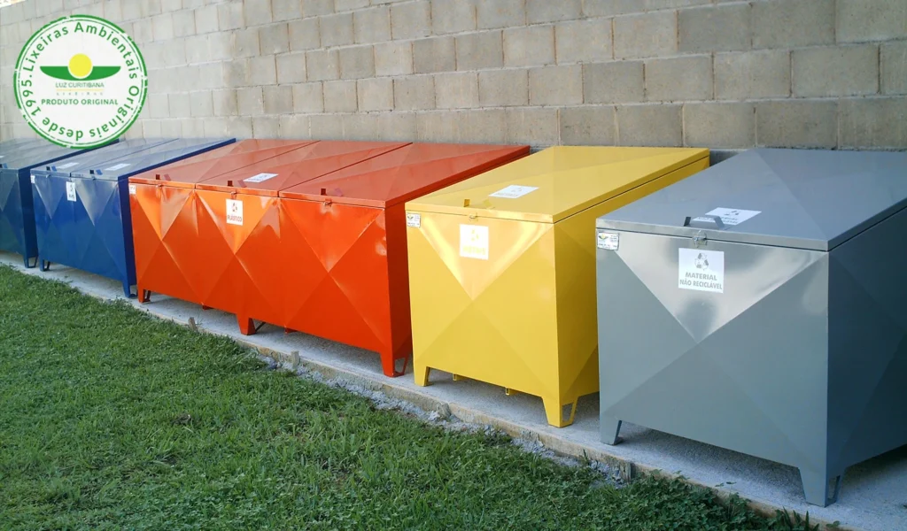 Conjuntos de lixeiras paras coleta seletiva