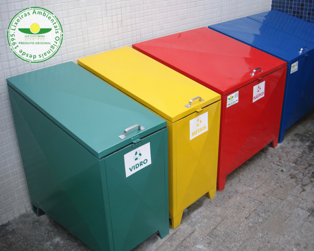 Conjuntos  de lixeiras paras coleta seletiva